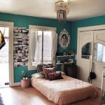 Camera da letto in stile bohémien con materasso alto sul pavimento