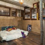 Camera da letto in stile industriale con materasso per dormire