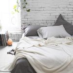 Camera da letto in stile loft senza letto tradizionale