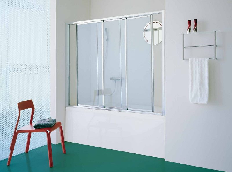 Tenda di plastica dritta in un bagno spazioso