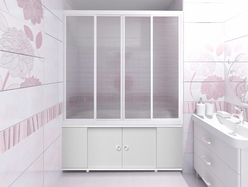 Design del bagno luminoso con tende di plastica