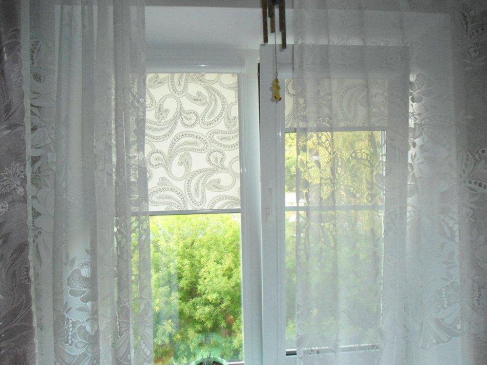 Combinazione di tende a rullo con tulle trasparente