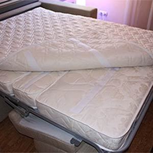 Fissaggio del coprimaterasso con velcro