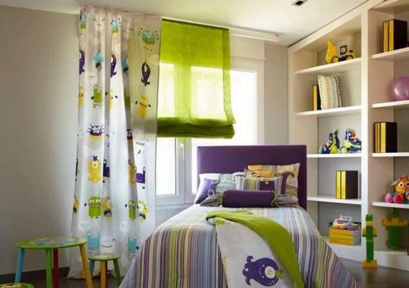 Combinazione di tende alla romana e biancheria da letto nella camera da letto di un ragazzo