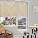 Tende a rullo in lino sulla finestra del soggiorno con balcone