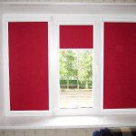 Finestra in plastica con tapparelle in tessuto rosso