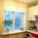 Finestra della cucina con tenda a rullo senza guide