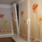 Tende a cassetta sulle finestre di un balcone isolato
