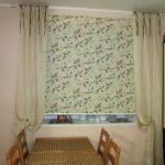 Combinazione di tende dritte con tapparelle all'interno della cucina