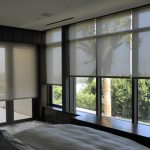 Decorare una finestra panoramica della camera da letto con tende a rullo