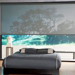 Progettazione della camera da letto con una grande finestra