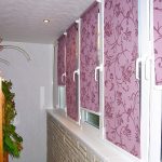 Finestre del balcone con tapparelle aperte