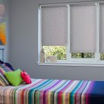 Copriletto a righe su un letto nella cameretta dei bambini