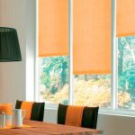 Tende arancioni alla finestra della sala da pranzo
