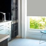 Sedia di filo metallico davanti alla finestra della cucina
