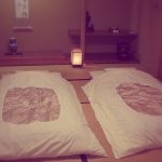 Biancheria da letto tradizionale giapponese a forma di materasso, steso di notte per dormire e riposto nell'armadio al mattino
