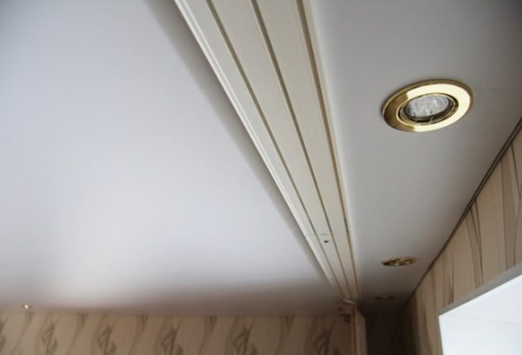 Cornice del soffitto a tre file