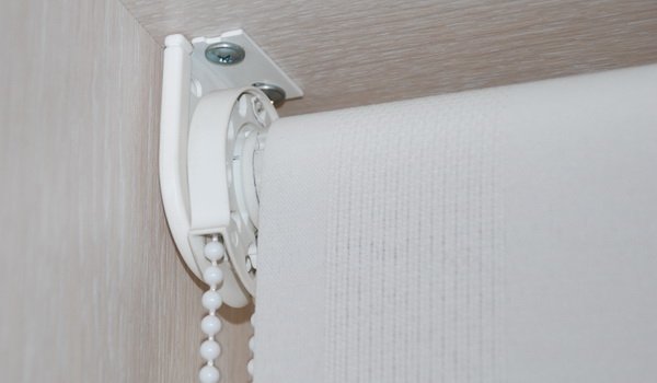 Installazione di tapparelle avvolgibili nell'apertura della finestra sugli angoli