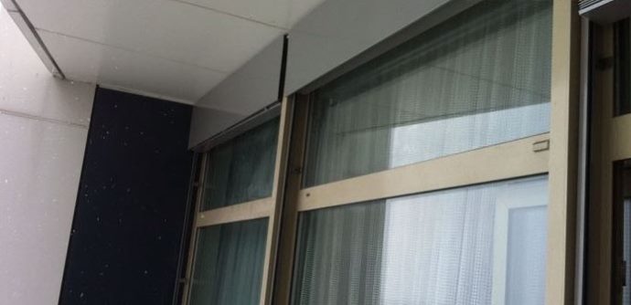 Scatole decorative di colore grigio su tende a rullo