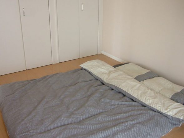 Dormire sul pavimento come consigliato dal medico