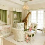 Le tende verdi vengono utilizzate per decorare le finte finestre in una luminosa cameretta per bambini