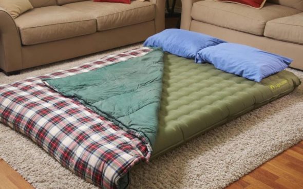 Dormire sul pavimento su un materasso