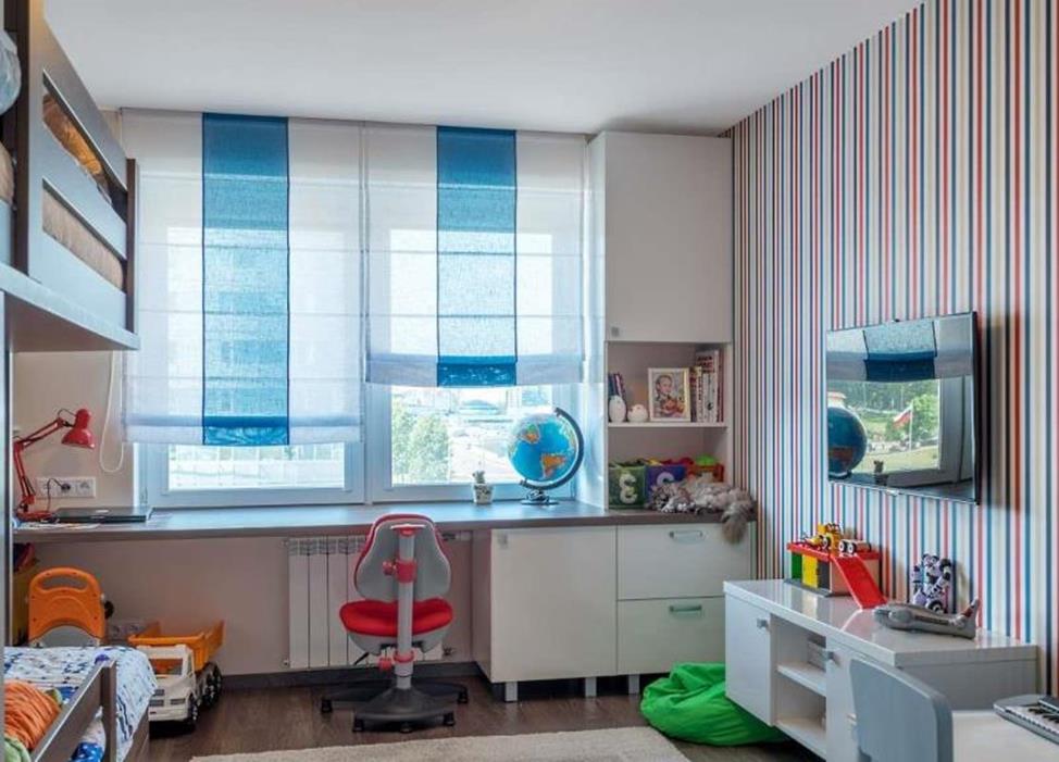Carta da parati a righe all'interno della cameretta dei bambini