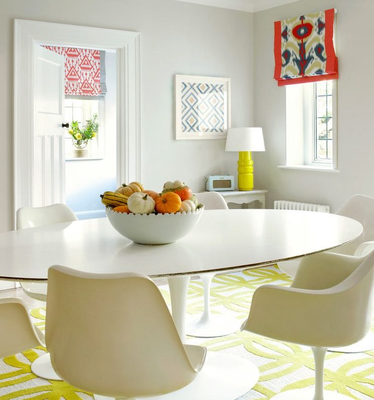 Interno della sala da pranzo con tenda romana su una piccola finestra