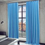 Le tende blu brillante sono perfette per un soggiorno in stile loft