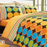 Biancheria da letto luminosa per un letto grande