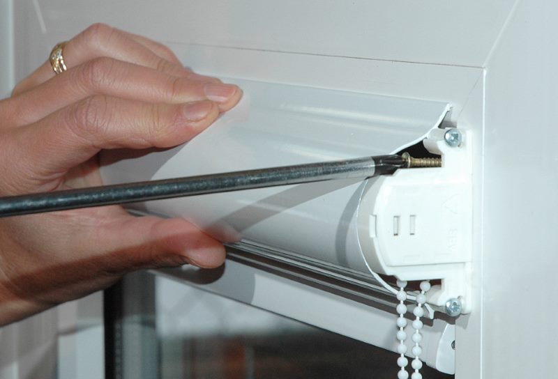 Avvitare una vite in un supporto per tenda a rullo