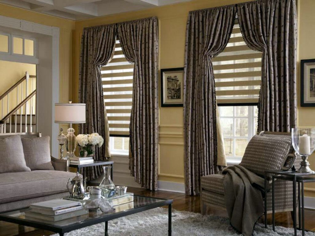 Decorazione combinata delle finestre nel soggiorno