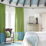Tende verdi e blu all'interno della camera da letto