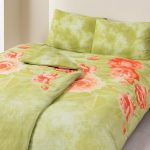 Biancheria da letto verde con grandi fiori fatti a mano