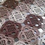Elemente tricotate ajurate adunate într-o singură pătură