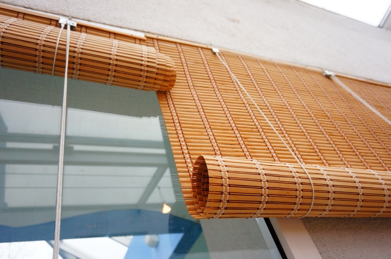 Tende a rullo in strisce di bambù su una finestra del balcone