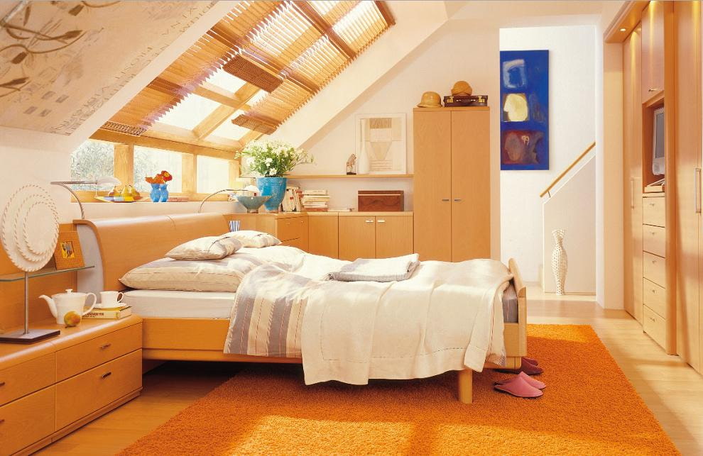 Interno della camera da letto mansardata con tende di bambù