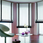 Tende romane bianche e nere per un interno minimalista