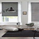 Tende giorno-notte in bianco e nero per un soggiorno minimalista