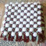 Coperta di lusso con pompon bianchi e marroni