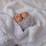 Copriletto bianco traforato fatto a mano