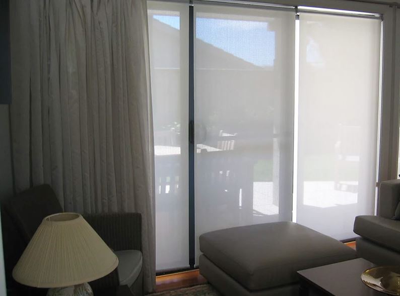 Combinazione di tende a rullo trasparenti con tende dritte