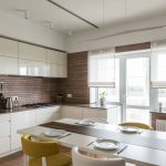 Tende romane bianche trasparenti per una cucina spaziosa