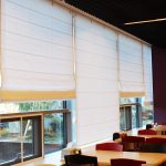 Tende romane bianche nella sala da pranzo