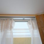 Bastone per tenda bianco fissato al soffitto