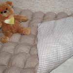Coperta ariosa beige e marrone per la cameretta dei bambini