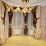 Lambrequin beige-marrone con nappe