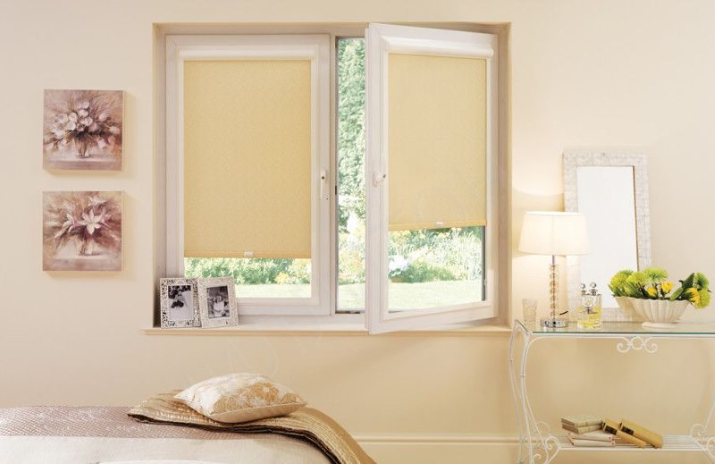 Tende a rullo beige alla finestra della camera da letto