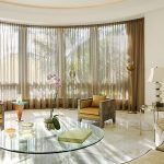 Ampia finestra semicircolare con asta per tenda flessibile