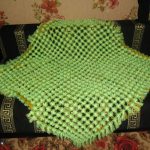 Grande coperta con pompon verdi